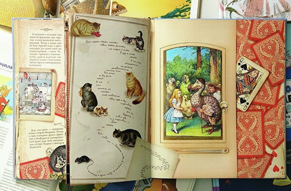 Элис, Соня, Аня: как "Алиса в Стране чудес" становилась русской книгой