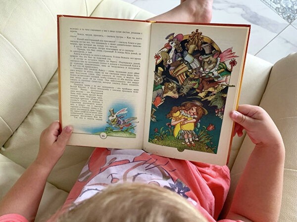 Элис, Соня, Аня: как "Алиса в Стране чудес" становилась русской книгой