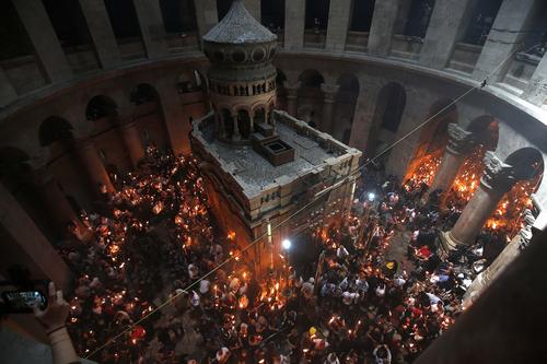 Делегация РФ получила частицу Благодатного огня, сошедшего в храме Гроба Господня, — в ночь на воскресенье его доставят в Россию