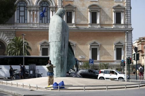 В Польше начали осквернять памятники Иоанну Павлу II В Польше начали осквернять памятники Иоанну Павлу II