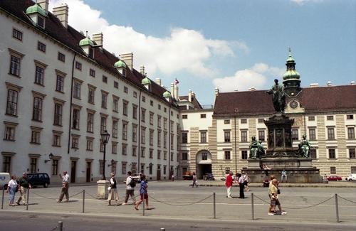 В Вене учительница немецкого языка укорила украинских детей-беженцев: «Ты платишь за школу и квартиру? Я плачу за все» В Вене учительница немецкого языка укорила украинских детей-беженцев: «Ты платишь за школу и квартиру? Я плачу за все»