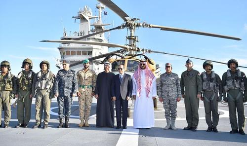 Египетские ВВС, ВМС и спецназ проводят межвидовые учения вдоль границ с Ливией Египетские ВВС, ВМС и спецназ проводят межвидовые учения вдоль границ с Ливией