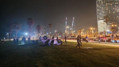 В Тель-Авиве автомобиль протаранил толпу людей на набережной В Тель-Авиве автомобиль протаранил толпу людей на набережной