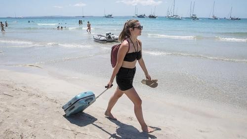 Более половины россиян не собираются путешествовать во время новогодних праздников Более половины россиян не собираются путешествовать во время новогодних праздников