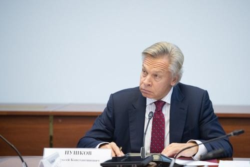 Пушков прокомментировал видео с держащим автомат Лукашенко