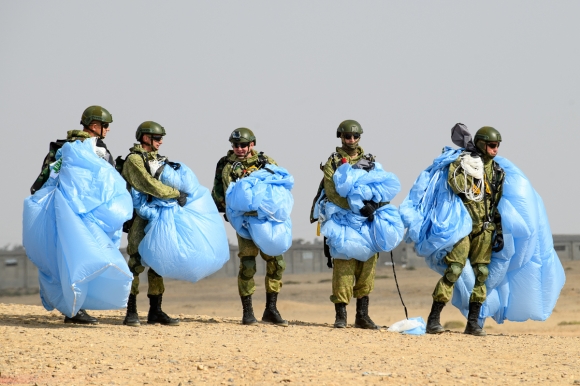Египетские ВВС, ВМС и спецназ проводят межвидовые учения вдоль границ с Ливией Египетские ВВС, ВМС и спецназ проводят межвидовые учения вдоль границ с Ливией