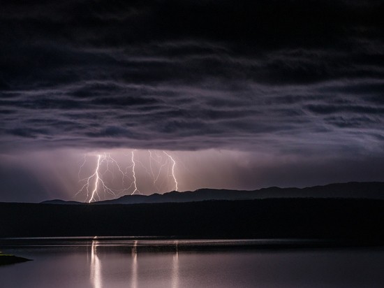 Байкал окружили «ловцами молний»: вокруг озера установили систему грозопеленгаторов