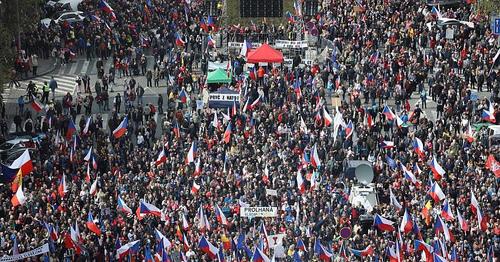 Чехи вышли на акции против нищеты
