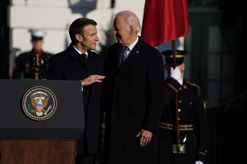 Байден обсудил с Макроном его поездку в КНР и ситуацию вокруг Украины