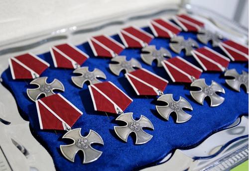 Раненые российские солдаты получили награды и жилищные документы