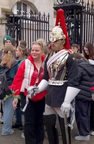 В Сети обсуждают британского гвардейца, который рявкнул на туристку В Сети обсуждают британского гвардейца, который рявкнул на туристку