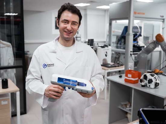 Столичные студенты создали «тканевый пистолет», заклеивающий рану на поле боя