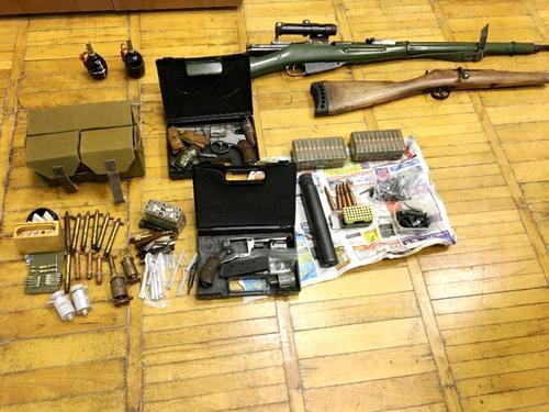 ФСБ задержала россиянина с взрывным устройством, готовившего теракт в военно-морском госпитале в Крыму. ФСБ задержала россиянина с взрывным устройством, готовившего теракт в военно-морском госпитале в Крыму.