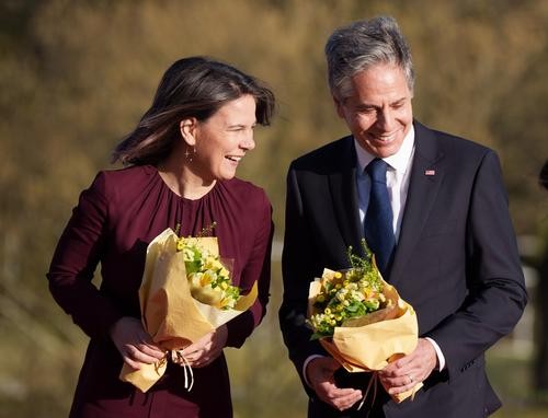 Глава МИД ФРГ Бербок завила о необходимости скорейшей встречи Блинкена с китайским коллегой Цинь Ганом для избежания эскалации Глава МИД ФРГ Бербок завила о необходимости скорейшей встречи Блинкена с китайским коллегой Цинь Ганом для избежания эскалации