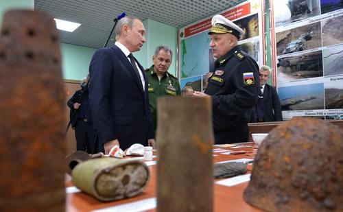 Полпред президента в ДФО Трутнев сообщил об отставке командующего Тихоокеанском флотом адмирала Авакянца Полпред президента в ДФО Трутнев сообщил об отставке командующего Тихоокеанском флотом адмирала Авакянца