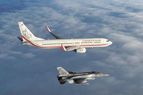 Польские футболисты летели в Катар в сопровождении истребителей F-16