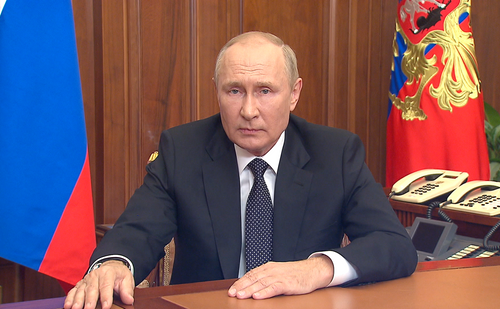 Путин в пасхальное воскресенье встретился с министром обороны Китая Ли Шанфу Путин в пасхальное воскресенье встретился с министром обороны Китая Ли Шанфу