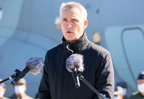 Столтенберг в Киеве заявил, что помощь членов НАТО Украине уже составила 150 млрд евро, увеличиваются поставки самолетов