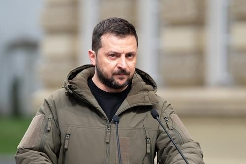 Зеленский заявил, что все россияне, против которых вводятся санкции Украины, окажутся под «глобальными» рестрикциями Запада Зеленский заявил, что все россияне, против которых вводятся санкции Украины, окажутся под «глобальными» рестрикциями Запада