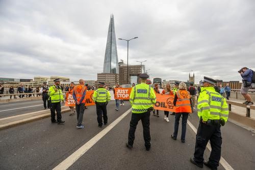 Активисты Just Stop Oil практически остановили автомобильный поток на четырех мостах в Лондоне Активисты Just Stop Oil практически остановили автомобильный поток на четырех мостах в Лондоне