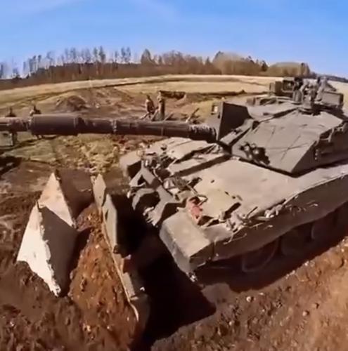 Украинцы осваивают британские тяжёлые танки Украинцы осваивают британские тяжёлые танки