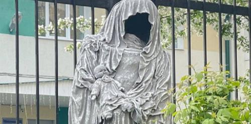 Около детского сада в Екатеринбурге установили пугающую статую