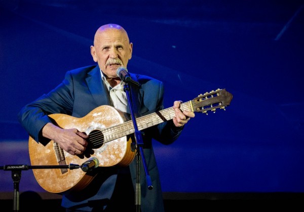 Песни нашего полка: «Ни за награды, ни для славы Мальчишки шли в последний бой» Песни нашего полка: «Ни за награды, ни для славы Мальчишки шли в последний бой»