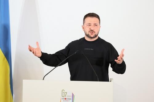 Выражения лиц не меняя, благородные лгут короли Выражения лиц не меняя, благородные лгут короли