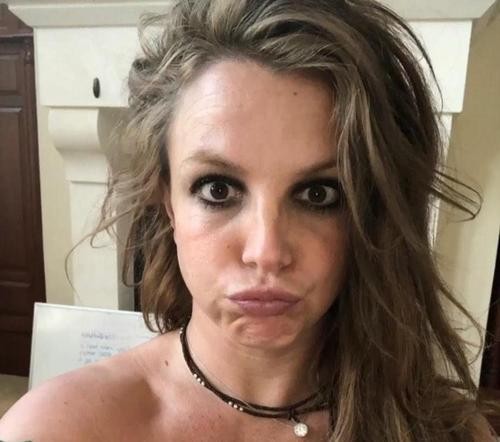 Фанаты предполагают, что Бритни Спирс может быть уже мертва и вместо нее выступает двойник Фанаты предполагают, что Бритни Спирс может быть уже мертва и вместо нее выступает двойник