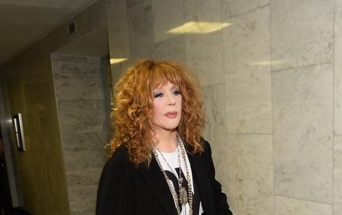 Пугачева прилетела в Россию, чтобы сопроводить из Израиля на похороны маму Юдашкина