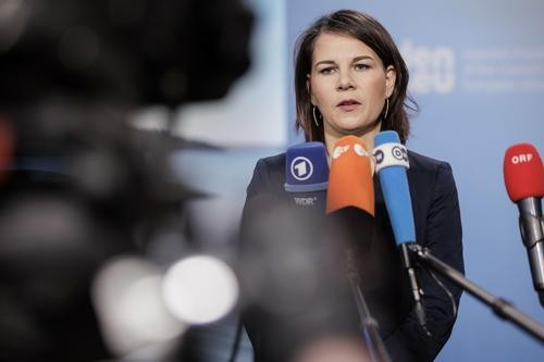 Пользователям Twitter не понравились слова главы МИД ФРГ Бербок о том, что не нужно помогать оружием России Пользователям Twitter не понравились слова главы МИД ФРГ Бербок о том, что не нужно помогать оружием России