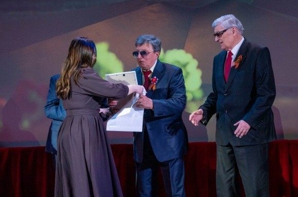 Песни нашего полка: «Ни за награды, ни для славы Мальчишки шли в последний бой» Песни нашего полка: «Ни за награды, ни для славы Мальчишки шли в последний бой»