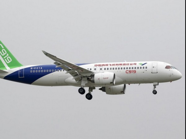 Первый китайский пассажирский самолет совершил дебютный рейс