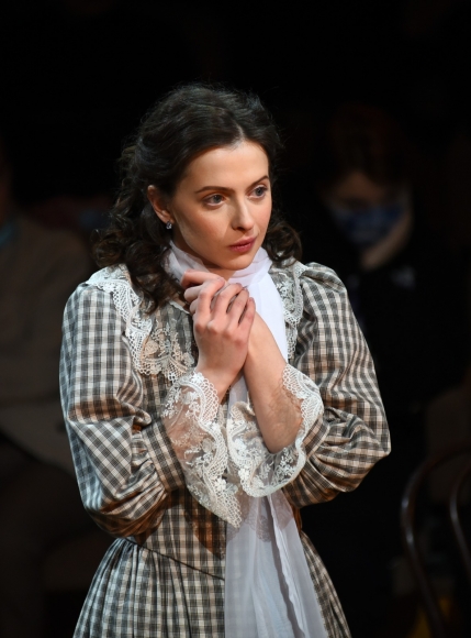 Актриса Елена Маркелова: «В «Ревизоре» самая актуальная тема – всепоглощающий страх перед высоким лицом» Актриса Елена Маркелова: «В «Ревизоре» самая актуальная тема – всепоглощающий страх перед высоким лицом»