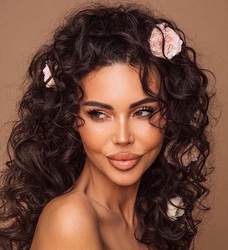 Налоговая приостановила операции по счетам компаний блогера Оксаны Самойловой, супруги рэпера Джигана