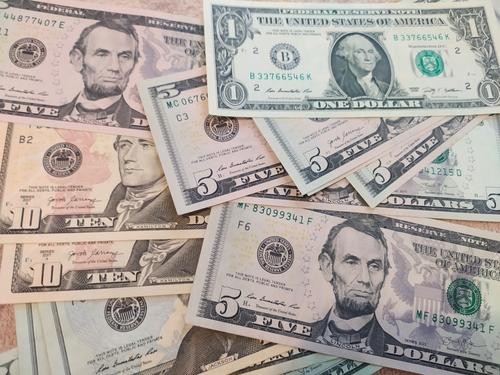 Путин поручил установить ежемесячный лимит в миллиард долларов на покупку валюты для сделок за границей