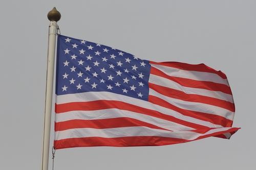 Секретная служба США заявила, что в ограждение недалеко от Белого дома врезался фургон  