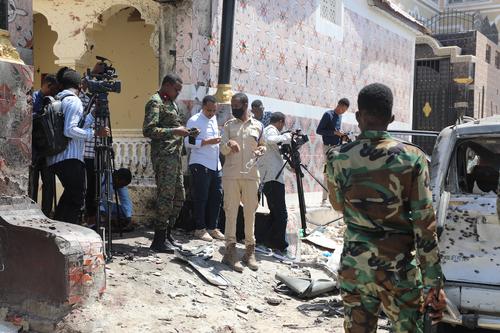 В результате атаки боевиков на отель в столице Сомали погибли по меньше мере девять человек