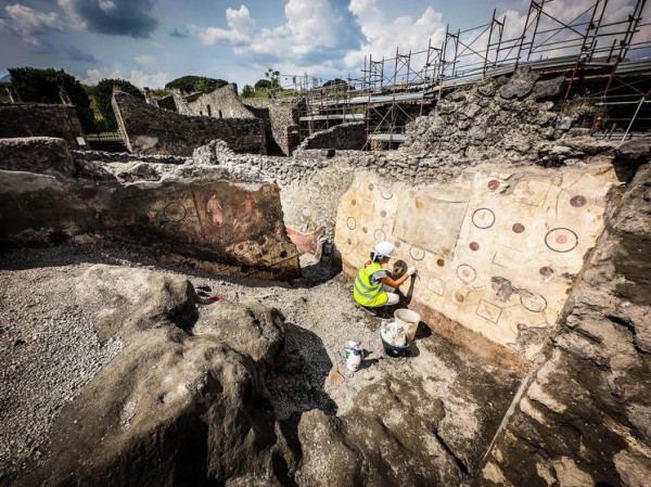 На античной фреске в Помпеях углядели древнюю пиццу и даже ананас
