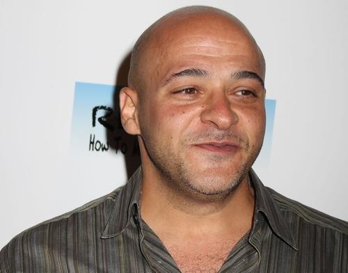 Сыгравший в сериале «Во все тяжкие» актер Майк Батайе умер во сне в возрасте 52 лет Сыгравший в сериале «Во все тяжкие» актер Майк Батайе умер во сне в возрасте 52 лет