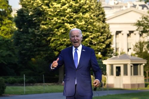 Пресс-секретарь Белого дома Жан-Пьер сообщила о хорошем самочувствии Байдена после падения на церемонии в Колорадо Пресс-секретарь Белого дома Жан-Пьер сообщила о хорошем самочувствии Байдена после падения на церемонии в Колорадо