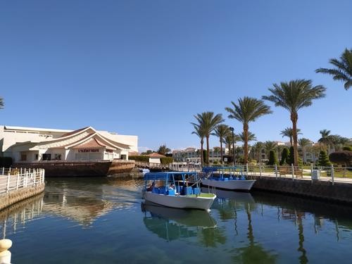 Яхта с туристами на борту загорелась в Красном море у берегов Египта