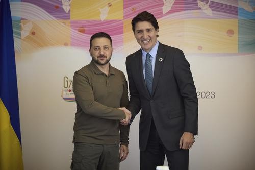 Зеленский на пресс-конференции с Трюдо признал, что сейчас ведутся «контрнаступательные и оборонительные действия» Зеленский на пресс-конференции с Трюдо признал, что сейчас ведутся «контрнаступательные и оборонительные действия»