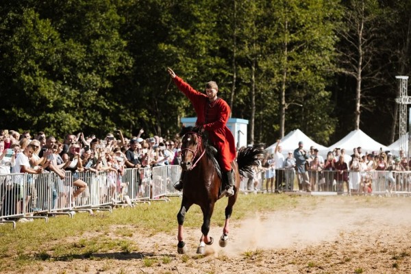Под Псковом стартовала историческая реконструкция конного похода дружины Александра Невского «Александрова дорога» Под Псковом стартовала историческая реконструкция конного похода дружины Александра Невского «Александрова дорога»