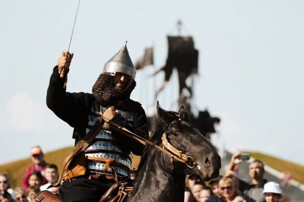 Под Псковом стартовала историческая реконструкция конного похода дружины Александра Невского «Александрова дорога» Под Псковом стартовала историческая реконструкция конного похода дружины Александра Невского «Александрова дорога»