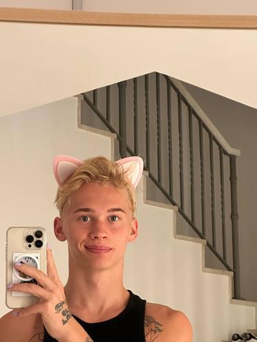 Даня Милохин упрашивает взять его на российское телевидение: «Пожалуйста, возьмите меня, я в Дубае» Даня Милохин упрашивает взять его на российское телевидение: «Пожалуйста, возьмите меня, я в Дубае»