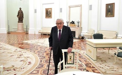 100-летний ветеран американской дипломатии Генри Киссинджер приехал в КНР в 100-й раз 100-летний ветеран американской дипломатии Генри Киссинджер приехал в КНР в 100-й раз