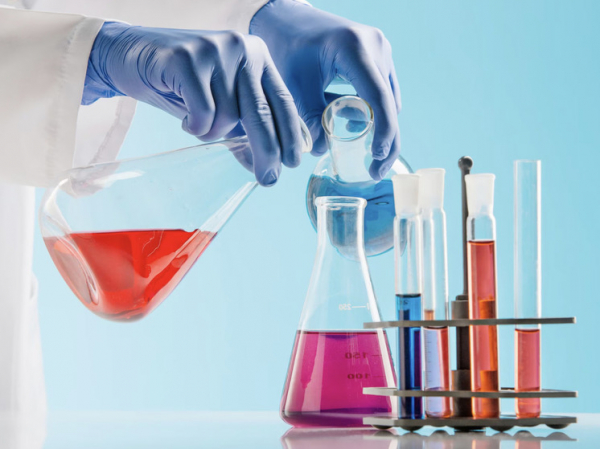 Самые отчаянные эксперименты ради науки: третья рука, глотание глистов, купание а рвоте