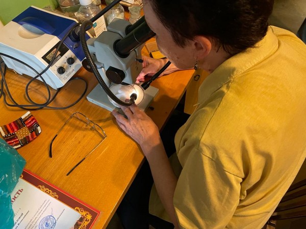 Щит Родины в красных клещах Щит Родины в красных клещах