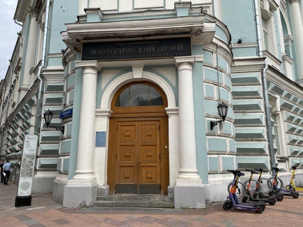 Щит Родины в красных клещах Щит Родины в красных клещах